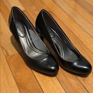 Life Stride Black Pumps